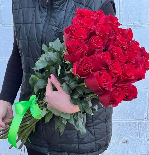 "Севилья"- букет из красных роз с доставкой по городу по Альметьевску